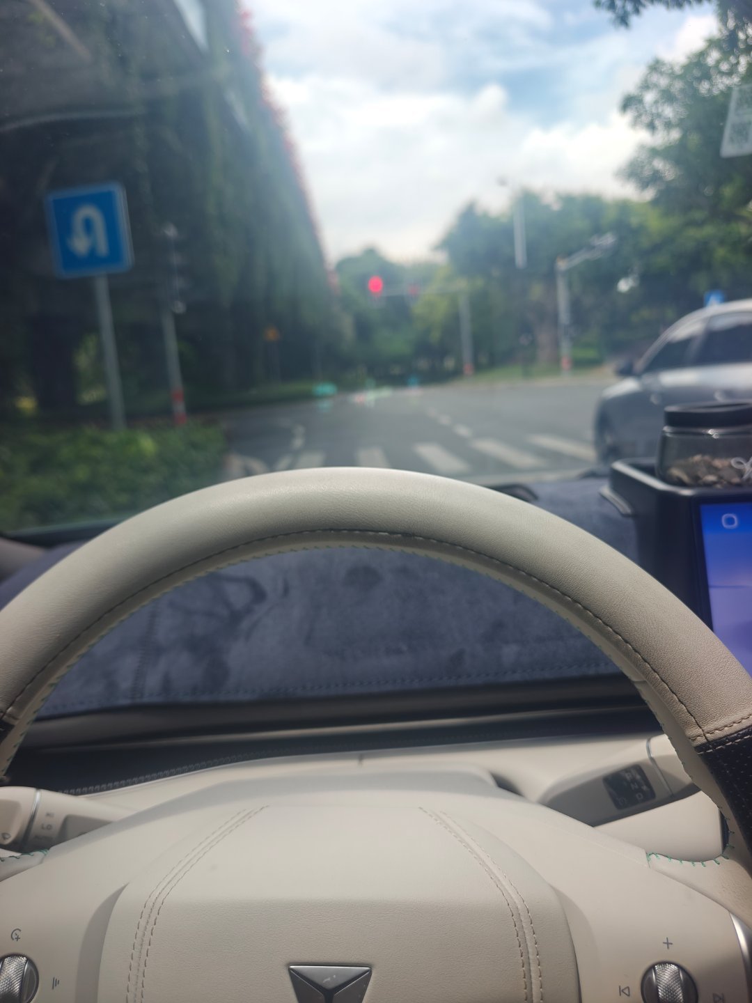 #深蓝车友会# 我的车友会时光印记｜因深蓝L07，遇见一群同频的人
 
提车至今一年半，深蓝L07早已不只是一台代步座驾，车友会更给我带来很多意料之外的温暖。
 
刚进官方车友群的时候，我还只是个新手车主，对车辆很多功能一知半解。群里素不相识的车友，总会耐心解答我的各种疑问，分享用车技巧，帮我 ​