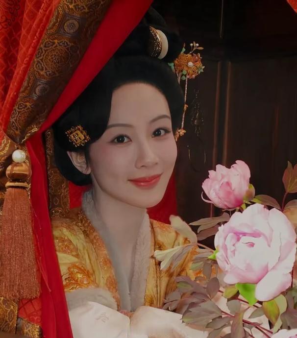 #杨紫国色芳华提名飞天奖#《国色芳华》提名飞天奖可喜可贺，这部剧杨紫演的何惟芳口碑不错，剧集也够火，但是客观说杨紫想凭这部剧拿飞天难度确实够大；
首先绕不过的就是宋佳的《山花烂漫时》，还有闫妮《小巷人家》、吴越《沉默的荣耀》、杨幂的《生万物》，再加上飞天奖偏重现实主义、主旋律题材， ​