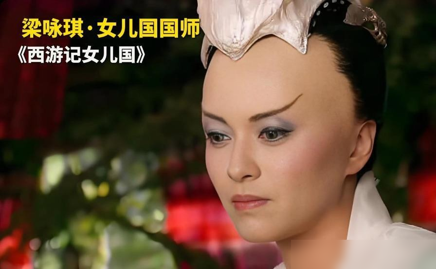 杨蓉被换掉的前一个月，于正还嘴硬说档期不合。
八年过去，他终于在长文里认了：资方临时要换人，我没掰过人家手腕。
关晓彤进组就顶了个缝纫机，自己都吐槽头太重，杀青后脖子一使劲就歪。
拍近身戏头饰太大怎么办，她说这种戏一般都删掉。
观众骂了演员八年，骂错人了。
刀是资方递的，剧本是于正补的，锅