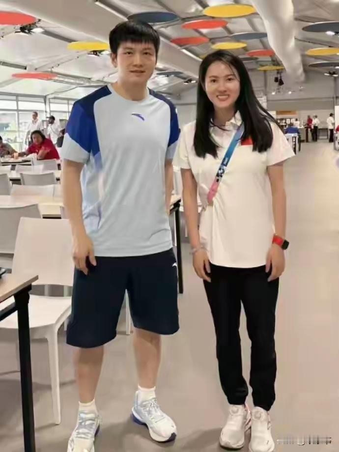 与陈若琳恋爱真相大白！樊振东德国近况曝光，难怪首谈退役及心愿
 
长久以来，网络上流传樊振东与跳水奥运冠军陈若琳相恋的传闻，吸引无数网友讨论。如今真相清晰：二人只是多年相识的体坛好友，并无恋爱关系。这条绯闻，只是网友根据同框画面脑补出来的谣言，早已被多方辟谣。很多人把国乒队员的正常交往放大成恋情，不