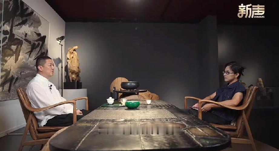 让人意外的回答
为何当红时息影？李亚鹏说：“当一个明星的时候巨大的获得，我心不安啊。我又没付出这么多。”

李亚鹏说对拍戏不感兴趣了，当年爆火的时候去参加一个活动，听到观众不断呼喊他的声音，他很意外，表示自己并不享受这种拥戴，甚至有点心不安。

因为他觉得，自己的付出配不上这些，巨大的欢呼和掌声让他
