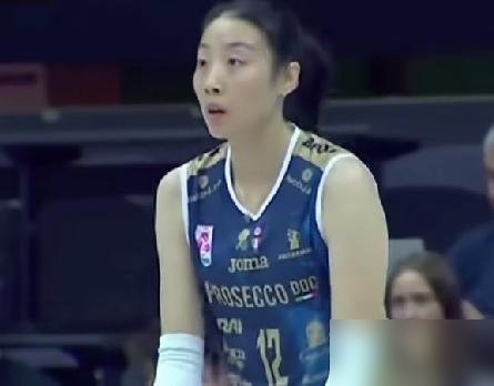 沃沃什一伤，姚迪直接首发，3比0把意甲开门红揣兜里了。
这场球她跟朱婷的配合，真就是闭着眼都知道球往哪飞。背传、平拉开、二号位强攻，全给她盘活了。意大利媒体赛后专门放她照片，说这传球组织有点东西。
说白了，姚迪这技术在国内一直被低估。到了科内这种边攻手全是重炮的队，她只要把球立稳了，得分根本不用