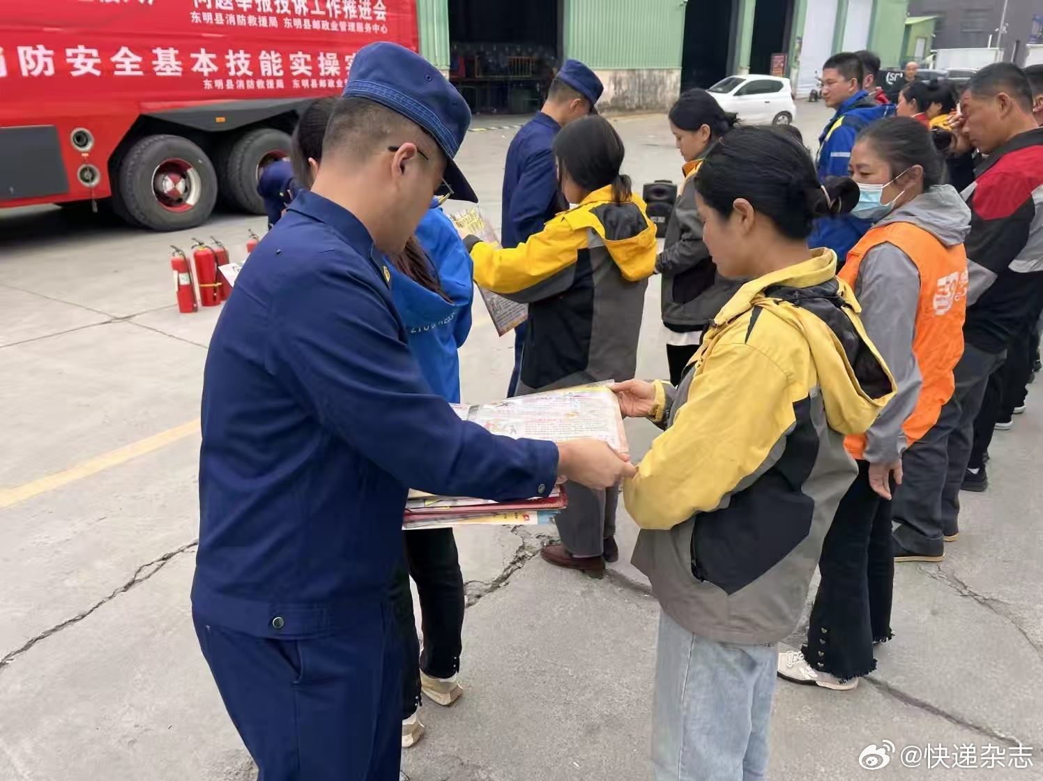【#山东菏泽: 东明县发挥快递行业巡查优势 织密电动自行车消防安全防护网#】

10月19日，东明县邮政业快递管理服务中心联合县消防救援大队召开工作推进会，部署动员快递从业人员参与电动自行车“进楼入户”违规行为举报投诉工作，并同步开展行业消防安全实操实训，以行业力量助力基层消防综合治理。

 ​