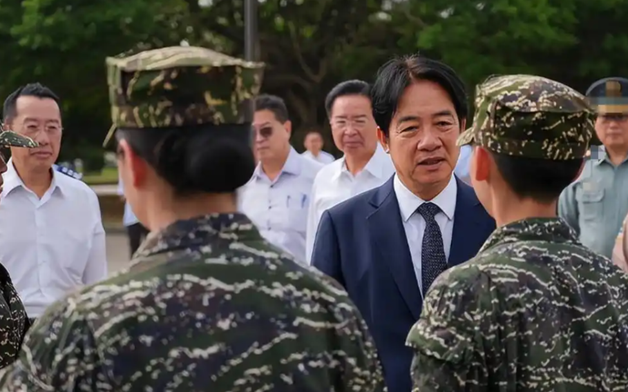 岛内舆论场近期上演了两出极具讽刺意味的戏码。
一边是科研机构高调公开所谓的自研“强弓”反导系统，绿营媒体开足马力将其包装为“台版萨德”，叫嚣具备拦截高超音速导弹的能力，掀起了一阵军备自嗨狂潮。
另一边则是民进党当局不遗余力地抹黑大陆，从早年造谣大陆民众吃不起茶叶蛋、高铁没有靠背，一路演化到近期编造“