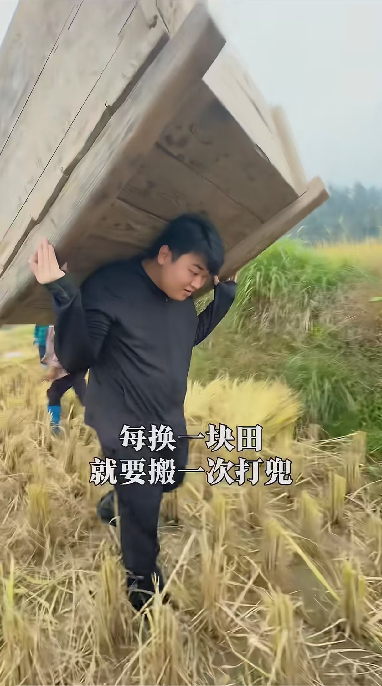 我承认我以前经常喷全进华，在这里，我向他郑重的道歉。
以前我一直觉得，他是靠着妹妹才火起来的，心里多少有点羡慕嫉妒恨。大家同样是初中毕业，凭什么人与人的差距会这么大呢？
 
但是经过这几年持续关注他，我发现，他在同龄人里面绝对是独一无二的存在。24岁的年纪，做事却十分老成。一年收入几百万，却没有飘。