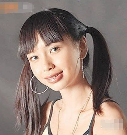 年少时的杨颖长得一言难尽，甚至连普通长相都算不上，年纪增长后，反而变成了大美人。