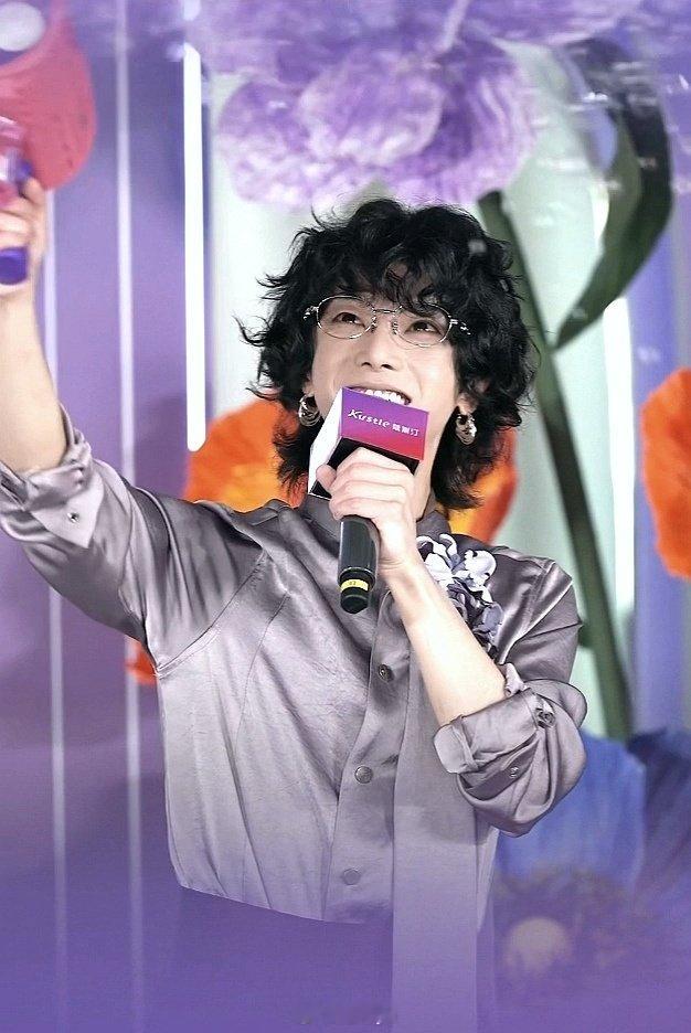 #华晨宇[超话]# 太萌了 简直是小猫来的 ​