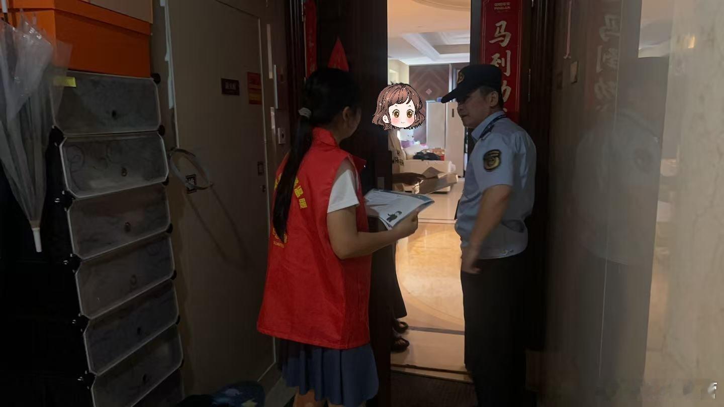#浙就很杭州#【养犬有规矩，守好社区“家”】为进一步提升辖区居民文明养犬意识，近期，上城区综合行政执法局钱江新城中队联合社区工作人员、志愿者及物业，走进小区开展文明养犬上门宣传活动。工作人员走访养犬家庭，送上文明养犬宣传手册，面对面讲解犬证办理、遛犬牵绳、粪便清理等相关要求。对存在 ​