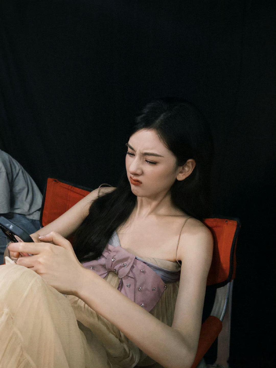 #宋祖儿[超话]#              [爱你] #宋祖儿 孙凡清# 

今天的风很轻，适合想一些不重要的事[禮物]宋祖儿

​