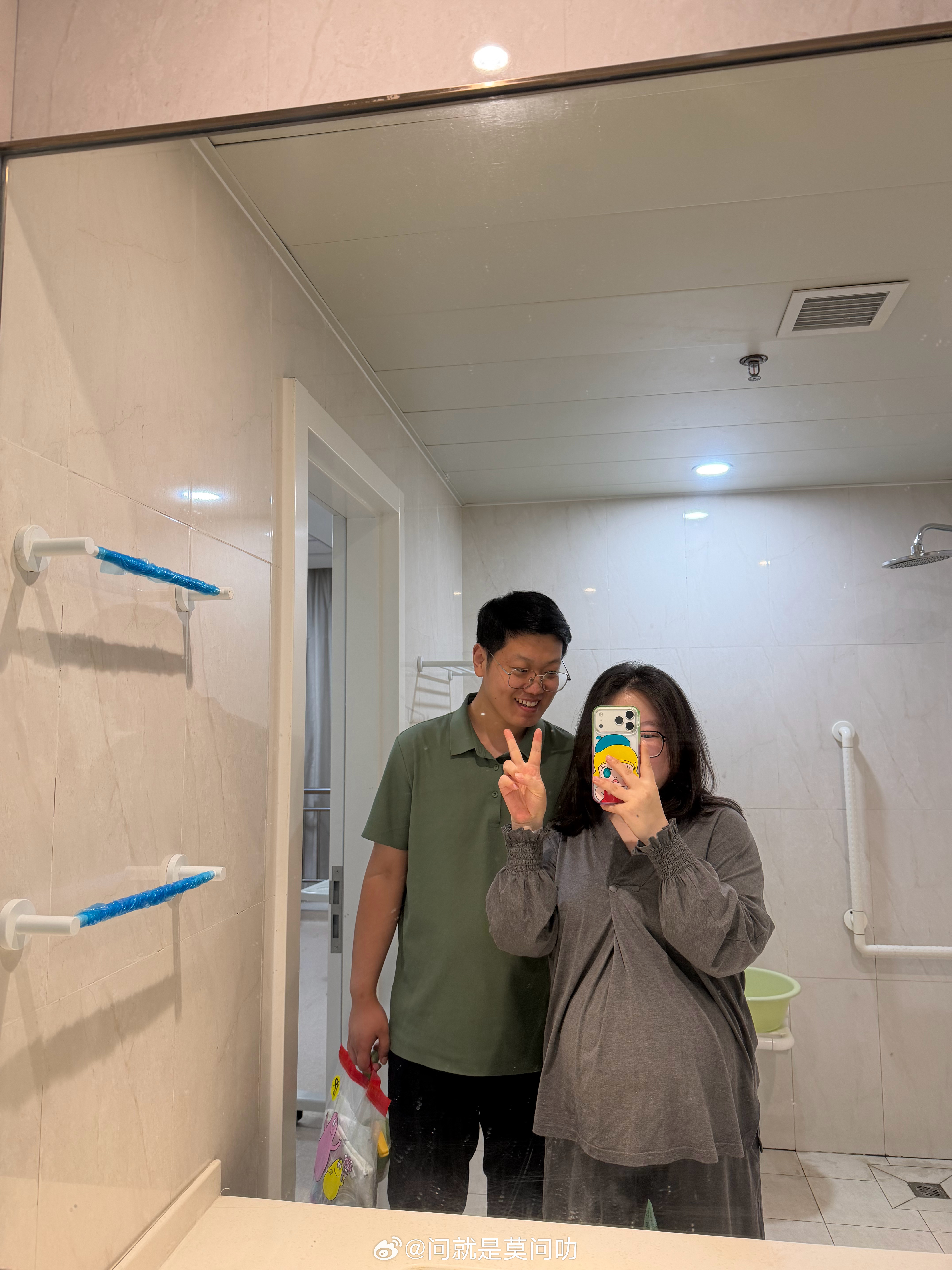 带孩子也太累了吧哈哈哈哈
生完的人嘴可真严啊哈哈哈
熬夜坐月子你们是一点也不说啊，问就是孩子可听话了，月子里就是吃拉睡哈哈哈
产褥汗难受死了身上都馊了头发每天都是湿的你们是一点也不说啊哈哈哈 
所有人都有时间喘口气只有妈妈要随时待命拉屎的时间都没有你们是一点也不说啊哈哈哈
出院前三天： ​