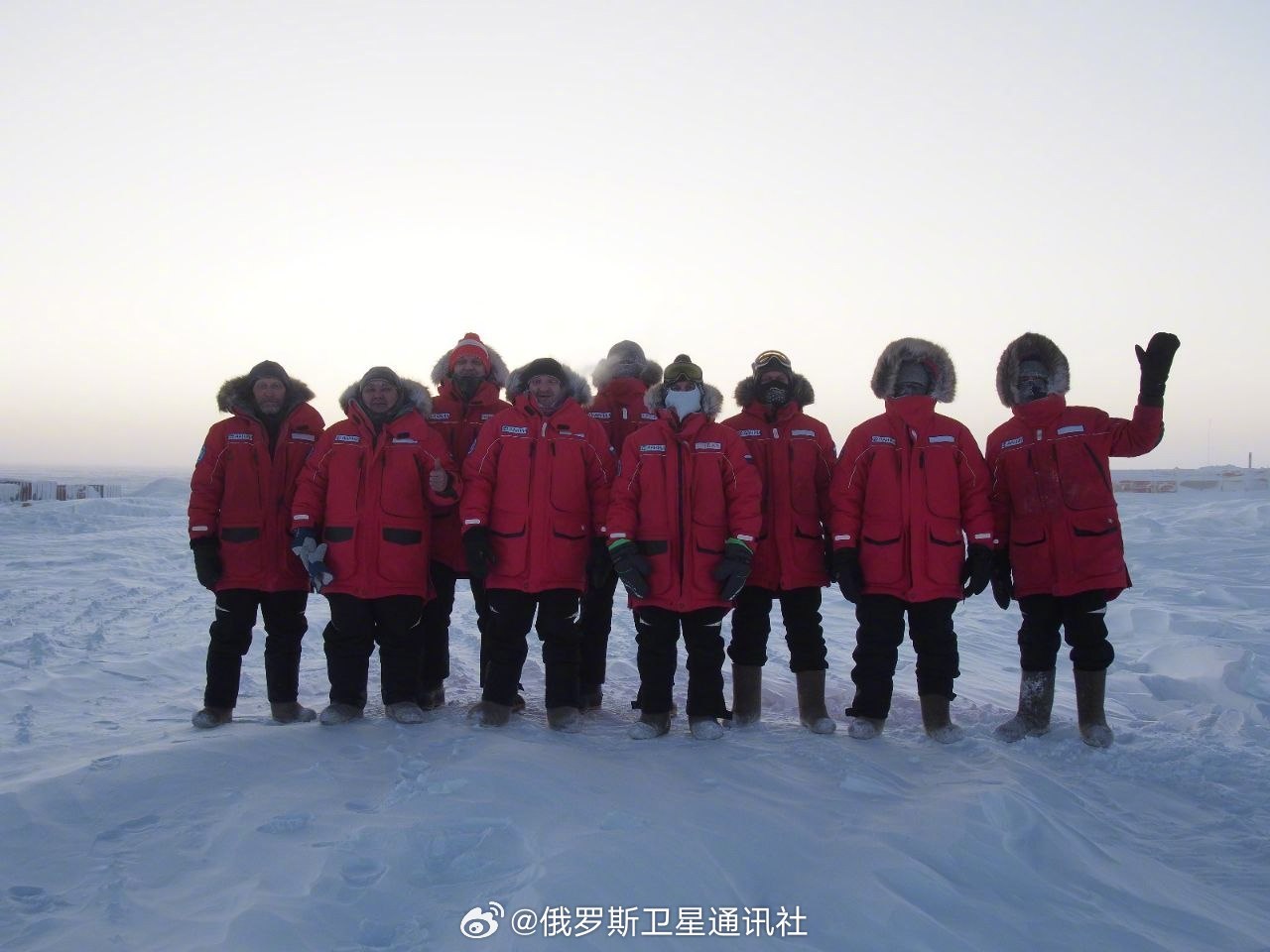 【#南极俄罗斯东方站的极夜结束#】北极与南极研究所发布消息表示，在#俄罗斯#位于南极中部的东方站，四个月的极夜落下帷幕，考察人员看到了太阳的升起。

消息说：“南极中部四个月的黑暗结束了，迎来了期待已久的黎明。太阳已经升起，俄罗斯东方站上空极夜结束了。”

研究所指出，严寒天气并未破坏极 ​
