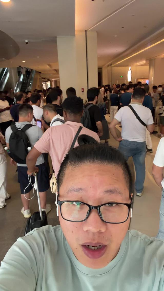 苹果新机首发热度退潮 黄牛加价力度大降

不少人发现今年iPhone18 Pro首销没看到往日扎堆排队的盛况，真相远比表面更有意思。
排队人群结构早已转变
现在线下门店门口守着的基本都是提前锁了配额的黄牛，普通用户没人愿意熬半宿抢那点毫无意义的首发仪式感，没有预约订单连进店购买的资格都没有，路人视角