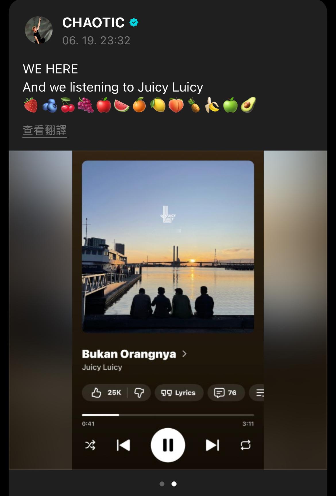 我觉得这个男孩好萌啊………去一个新地方就会发布一个和新地方相关的动态

去日本 和日本著名的拍照打卡地东京塔合影
去印尼 更新的wvs里提到的歌曲是印尼本土超人气乐队Juicy Luicy的
去巴黎 和巴黎城市著名象征埃菲尔铁塔合影
去巴塞罗那 发布的是和著名球员梅西亲吻奖杯抠图相关的抽象影片 而梅西曾 ​