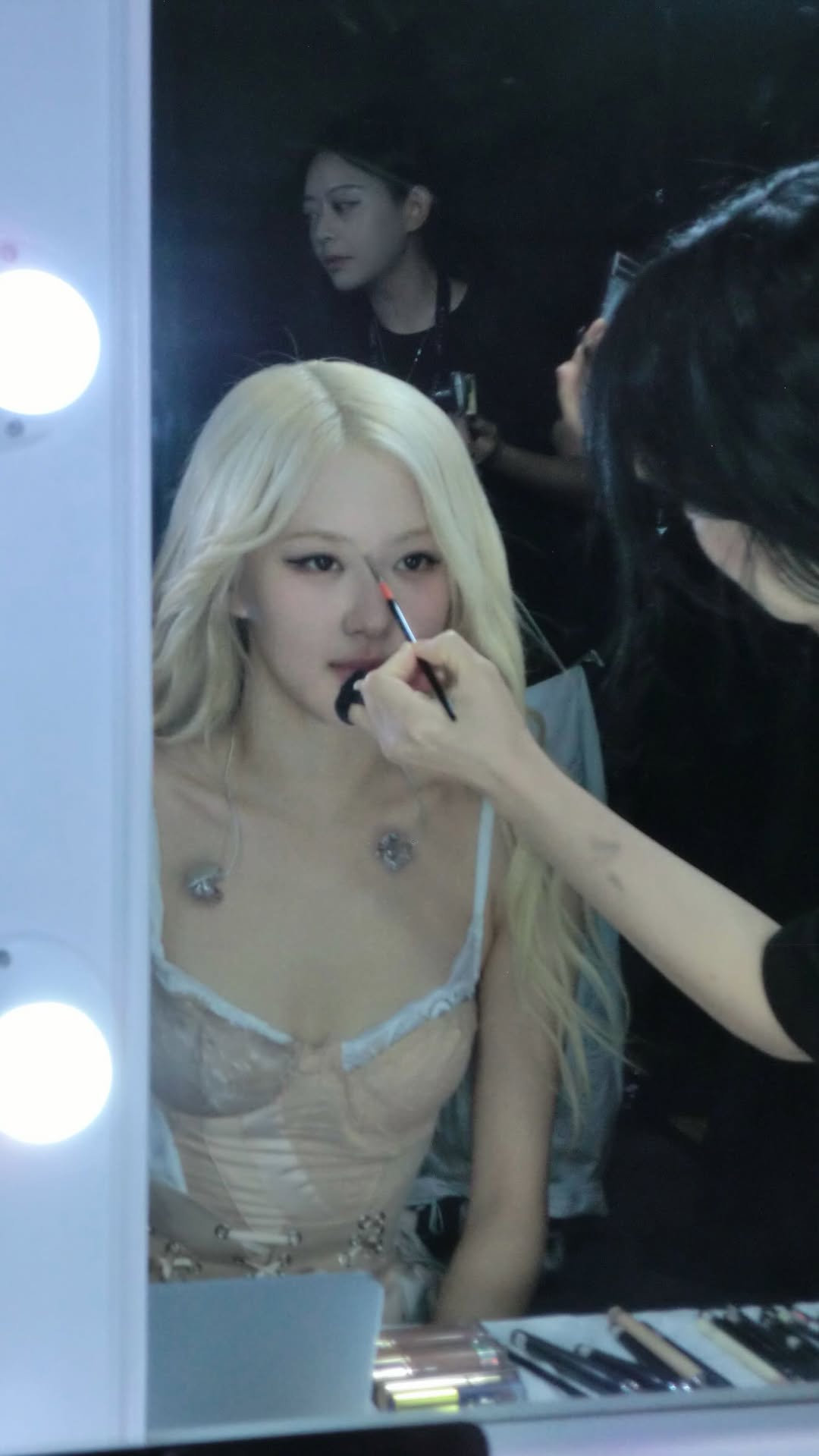#ROSÉ[超话]#  Golden hair & quiet backstage fragments.
#朴彩英亚女一# ​