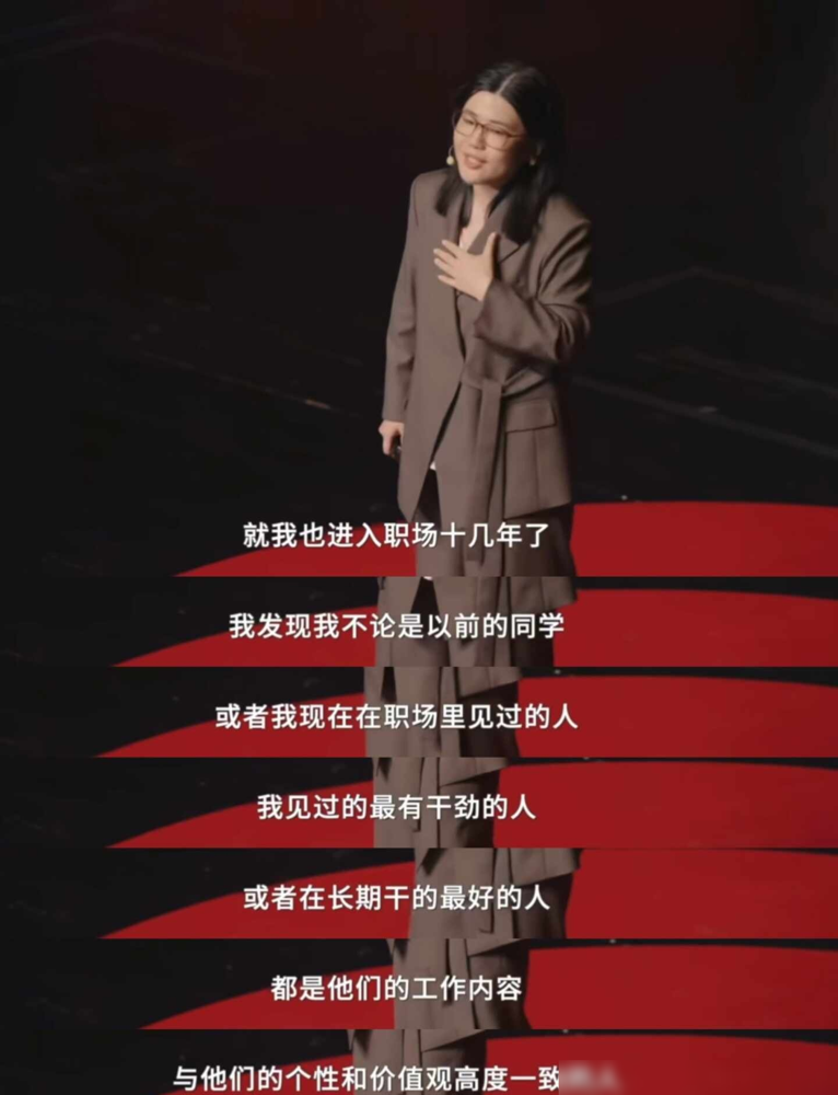 文科生毕业即失业，家里没矿别碰文史哲。 这话你肯定刷到过吧？
但数据可能让很多人不痛快了。2024届本科就业满意度前20的专业里，人文社科愣是挤进去9个，快一半了。播音主持、法学、广播电视编导都在榜上。网络与新媒体更是以91.5%的就业率，把一堆工科按在地上摩擦。
说白了，全口径平均工资那六千多