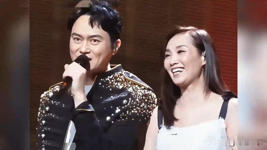张智霖与前女友在台上唱定情曲，老婆在台下举着手机录像。换作普通人，这画面想都不敢想。

但袁咏仪就这么干了，而且不是第一次。

佛山演唱会那一晚，张智霖把许秋怡请上台，33年没同台，开口还是《片片枫叶情》。台下许秋怡的丈夫王书麒也到了，挂着工作证在后台盯流程。台上两个人中间隔着半步距离，唱完握手，许