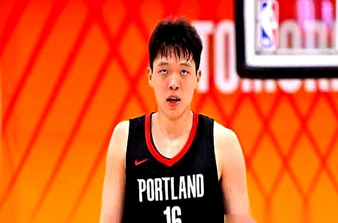 杨瀚森要去闯NBA发展联盟了。
带着28公分的大手和121公斤的体重，在夏季联赛24分钟里刷出+19的正负值，单场送出5次助攻和3记大火锅。数据单看着足够唬人，但别急着喊出“降维打击”。
翻翻前辈们的账本就知道了。
当年周琦去毒蛇队打了两个赛季，场均只捞到可怜的6.9分钟，回来时瘦得像根竹竿。对面肌