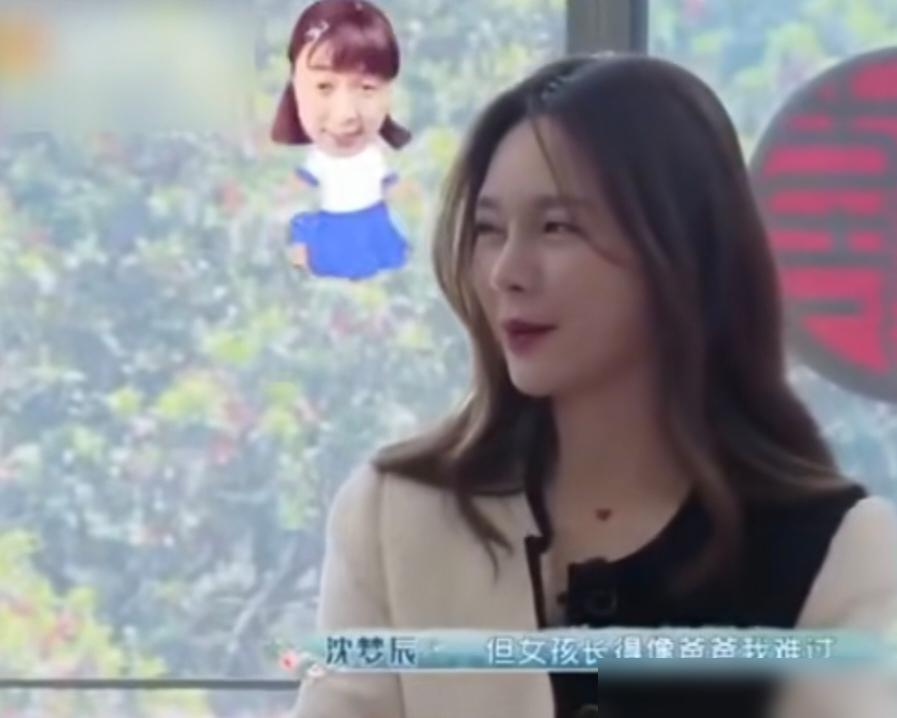 杜海涛跟他妈共用一张脸，沈梦辰看完都不敢生女儿了。
她在节目里直说，想生闺女，又怕像杜海涛。海涛家基因太强了，圆脸小眼睛，跟他妈柳英霞直接复制粘贴。2019年母子俩同戴圆框眼镜合影，网友全炸了。
那英见过海涛妈，张嘴就来：海涛是像妈妈！杜海涛瘦身后，网友又调侃，跟妈妈没那么像了。反过来想，胖的时