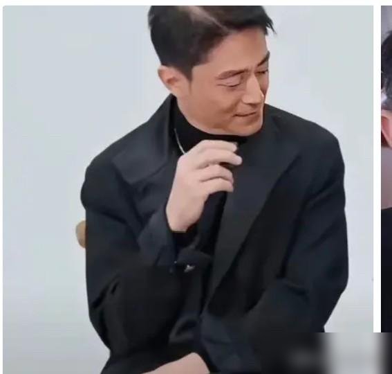 霍建华这张脸，把全网都看愣了。46岁，眼袋耷拉着，皱纹一条没藏，旁边林心如白得发光，跟吃了防腐剂似的。
俩人同框，一个像刚下夜班，一个像刚做完医美。评论区直接炸了：这婚是怎么过的？
其实他刚杀青一部医疗剧，天天泡在片场背剧本，请全组喝咖啡，被晚辈笑“像被照顾的失智老人”。他自己压根没当回事，说演