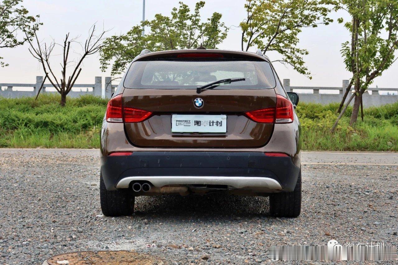 这辆开过的宝马X1，满级xDrive28i，安全行驶13.9万公里，全车原版原漆，底盘特别扎实，动力充沛，搭载了3.0L N52 L6自然吸气发动机，最大258马力，搭配6速自动变速箱，佛系开着就是太舒服了，当然是独一无二的驾驶乐趣 ​