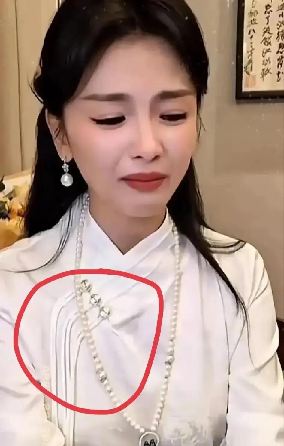 刘涛祭完妈祖后，为何在直播间突然大哭，不是因为夫妻感情出了问题
 
也不是被人质疑，而是她说到自己现在46岁了，没什么戏找她拍，自己感到前途也是很渺茫，有点不知所措。
 
下播后，刘涛坐在椅子上没动。助理小心地走过来，递了杯温水。“涛姐，刚才直播间人气挺高的。”刘涛接过水，嗯了一声。她手指摩挲着温热