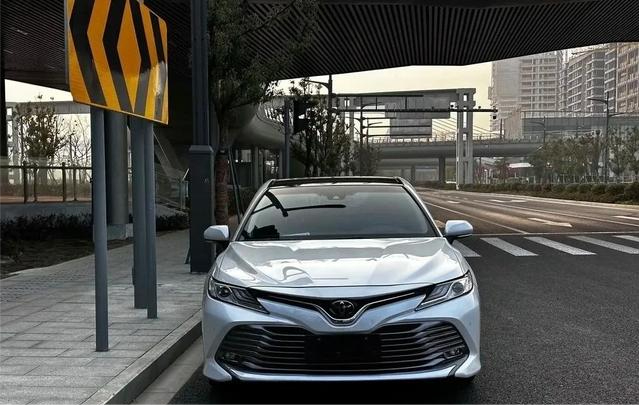丰田凯美瑞二手车——保值王“漏气”，但依然是B级车里最稳的选择
凯美瑞的保值率，曾经是B级车市场的“信仰”。三年保值率65%以上，买二手凯美瑞的人，很少会亏钱。但2026年，这个信仰正在被新车价格战撼动。
天天拍车数据显示，凯美瑞成交均价4.59万，平均车龄10年。10年车龄、不到5万，这个价格放在