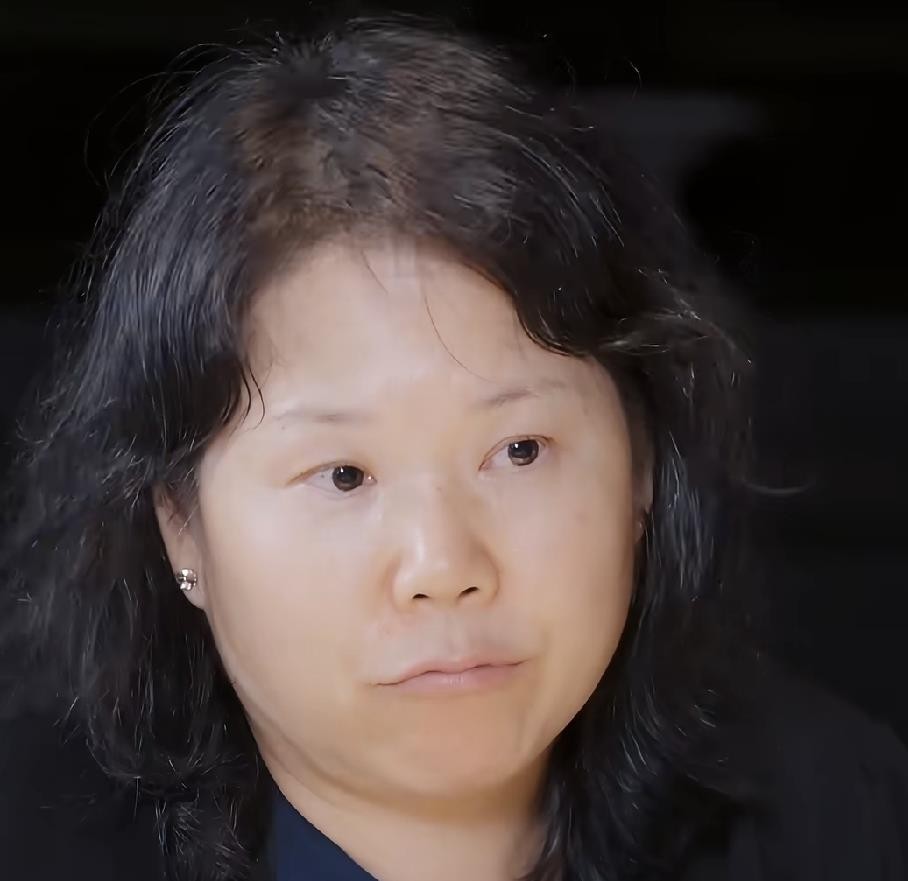 “虽然你表现得不太好，妈妈还是选择原谅你。”张家齐妈妈在节目里念的这封家书，让不少人听完愣住了。
6岁进队，7岁住校，12岁进国家队，拿奥运金牌。张家齐自己说过，她不是妈妈养大的，是队里养大的。妈妈平时盯得最多的是成绩和控体重，很少问她想什么。
如今女儿功成名就了，妈妈在信里说“原谅”她不够听话、不