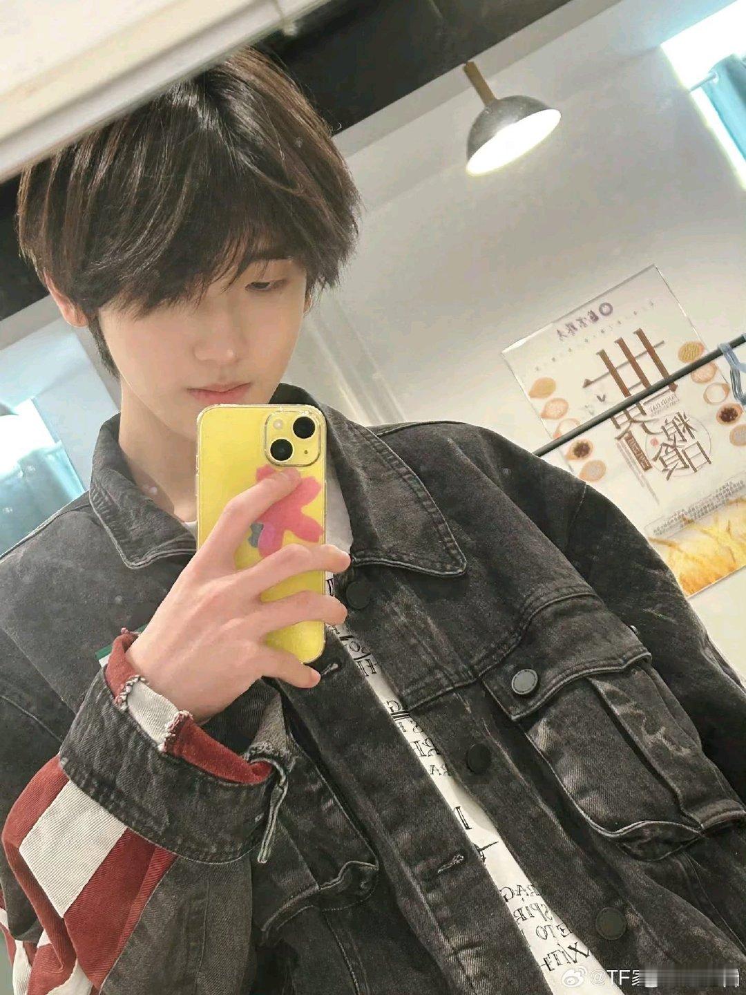 #左奇函[超话]##左奇函 四代首位rap作词人# 🦔#左奇函 四代唯一甜酷ace# 🦔

叮！【天气预报】提醒：今日有蒙雾不建议出门。我就要！结果一出门就被萌物迷晕了Ი︵𐑼 ​