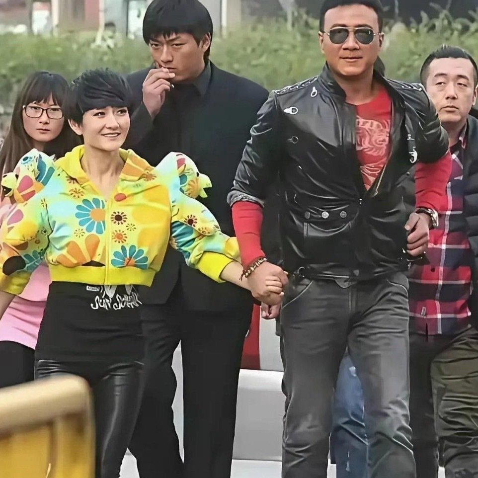 胡军拉着手的那个美女看着好眼熟，就是叫不出名字来！ ​