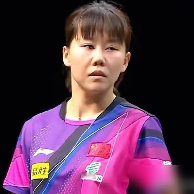 第四局只得4分，纵歌曼被蒯曼直接打崩了。
前三局还能咬住，第四局直接4-11脆败，32强止步。反观排名更靠后的朱思冰，削球打法磨了五局，硬是把中国台北选手简彤娟磨下去了，杀进16强。
队内竞争就这么残酷，没人看你排第几，只看你关键分敢不敢下手。蒯曼干净利落，朱思冰死缠烂打，俩人都赢了，下一轮直接