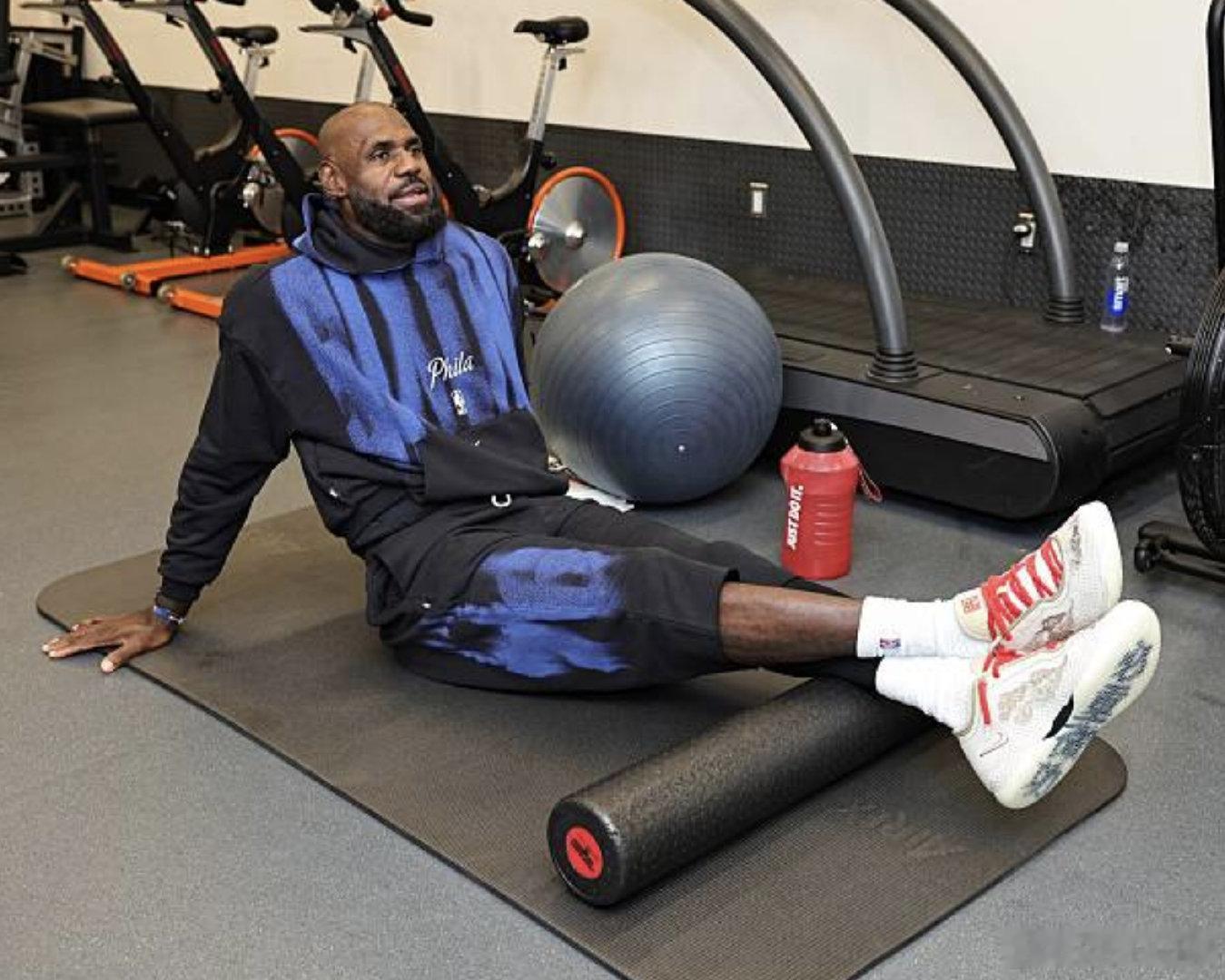 〖最长的河〗新战靴正式亮相～

詹姆斯在 76ers Open Scrimmage 中首次上脚 LEBRON XXIV大中华区限定配色，为新赛季带来全新战靴造型。 ​