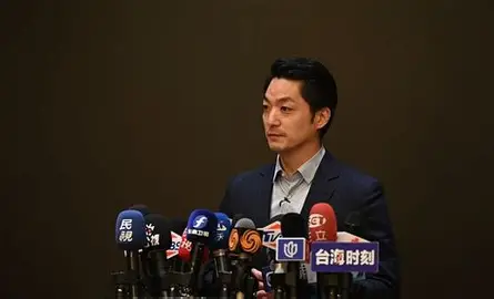 台北市长蒋万安当面表态，9月27日，就亚运赛场台湾球迷挥舞“Taiwan”字样毛巾遭工作人员劝阻一事，蒋万安直言：“这是最淳朴的民间情感。”

这件事现在已经不只是看台上的一条毛巾了。9月25日，爱知·名古屋亚运会棒球项目，中国台北队与中国队比赛时，有球迷在看台展示印有“Taiwan”字样的毛巾，现