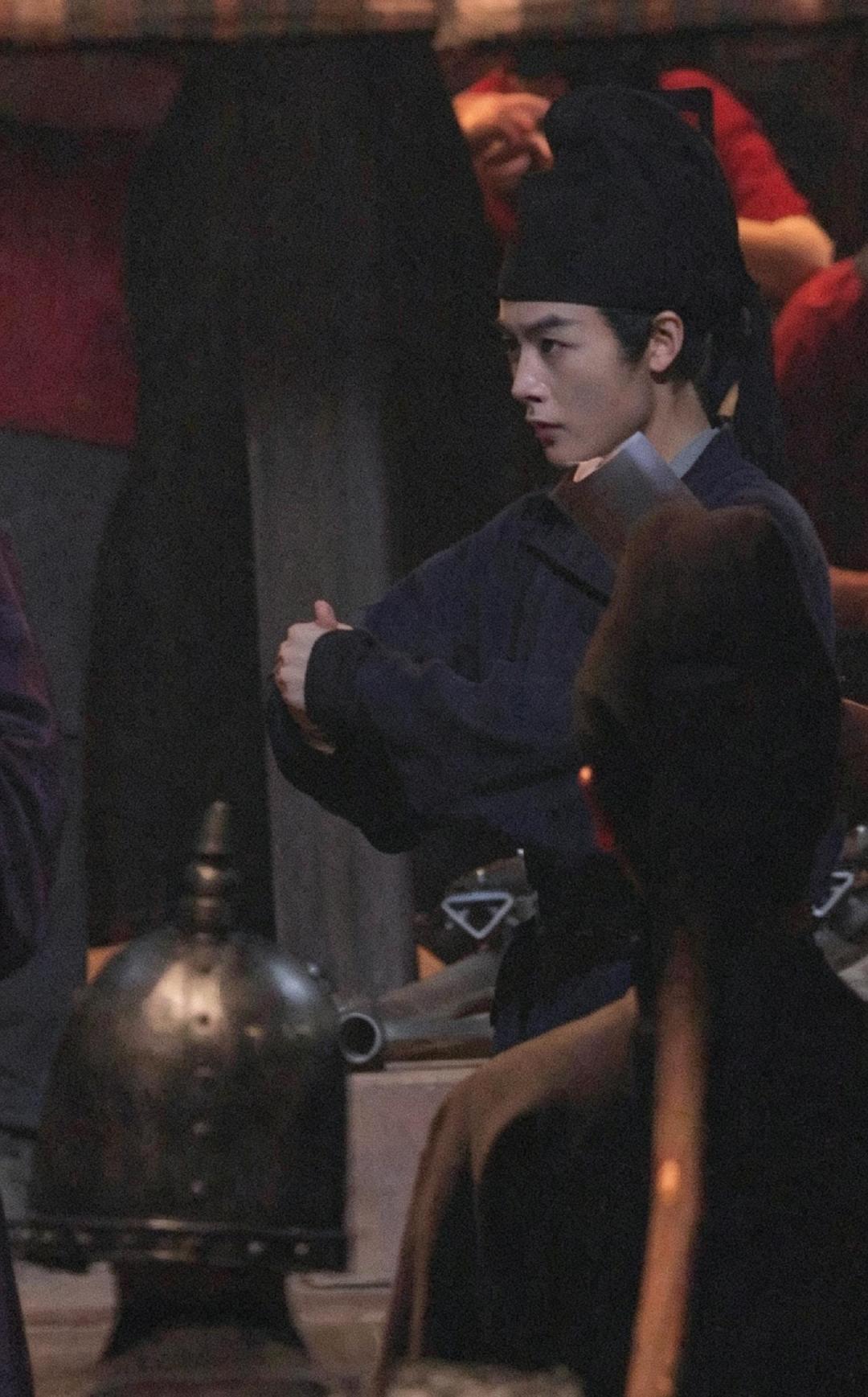 #陈丽君这才是最尊重观众的女扮男装#

祝姑娘 陈丽君
敛娥眉，束青丝，褪红妆。
一身素衫，藏绝代风骨；一双星眸，揽万顷清光。
不必浓墨妆点，自有少年郎的疏朗俊逸；无须刻意模仿，自带坤生刻入骨髓的倜傥风流。
女儿身，公子骨，人间一见，惊绝风尘。 ​