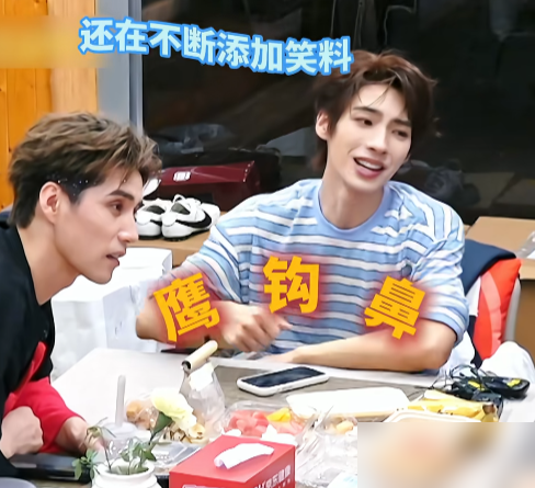 阿云嘎在饭桌上特认真夸唐九洲五官，耷拉眼、鹰钩鼻、大板牙，一个没落下。颜安手快，掏出手机让AI按这描述生成了张图。好家伙，婴儿肥配大板牙，直接给唐九洲整出一张佛系抽象脸。仨人笑到拍桌，唐九洲本人懵了，这到底算夸还是损，直喊这福气谁看了不笑。旁边人全围过来看热闹。能把缺点说得像优点，把玩笑开成全网梗，