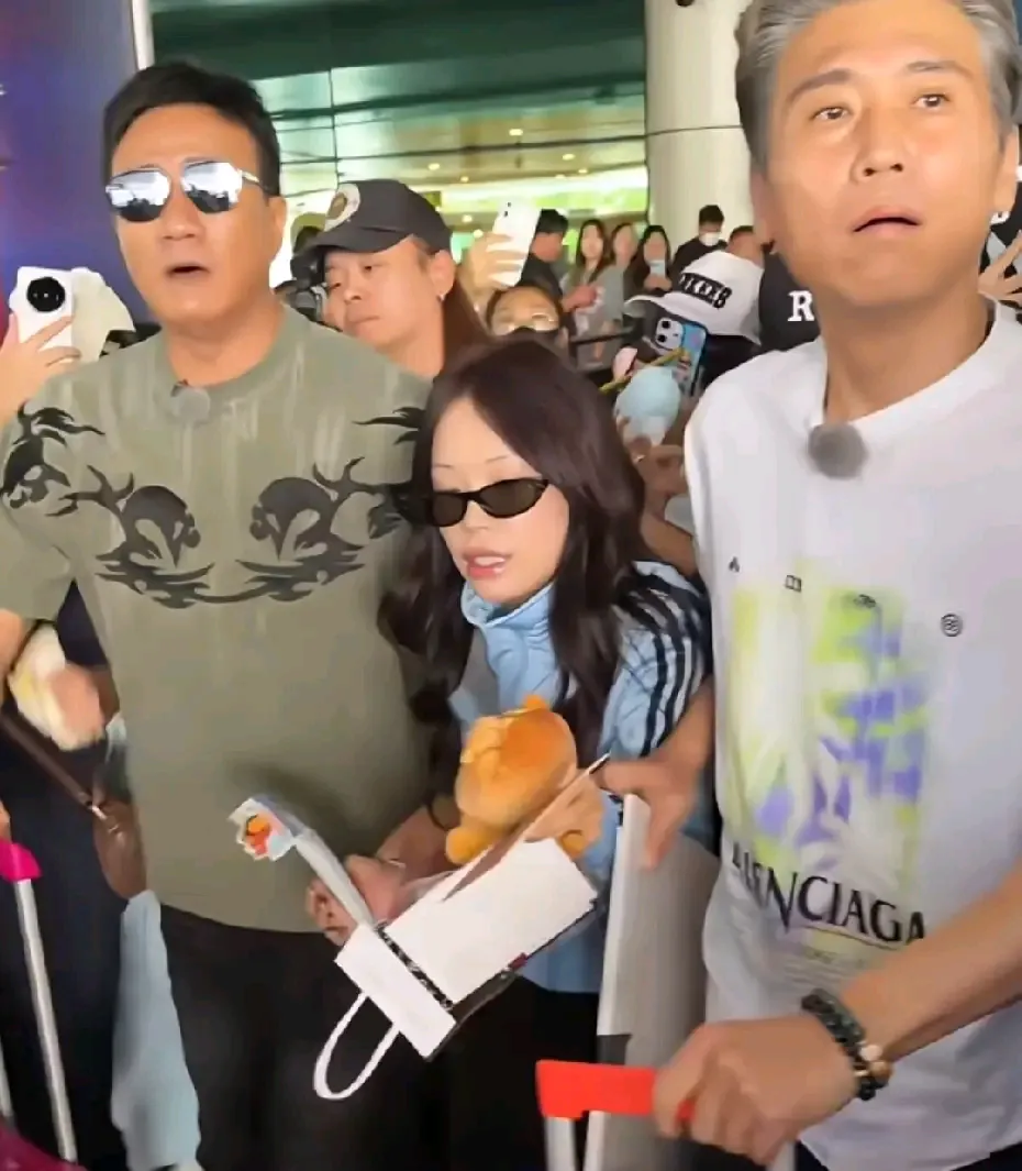 万妮达的一世英名算是被李乃文胡军这俩活宝助理给毁了，以往她是舞台上的女王，个子不高但是气场十足，再看看被这俩活宝保护起来变得又矮又黑，还龅牙
