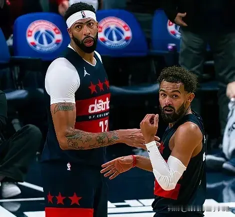 有时候看NBA真挺有意思，同样是核心球员发挥失常，有的人打得再差，球队照样能赢；有的人一旦哑火，整支球队立刻像少了主心骨。

今天猛龙112比102拿下奇才，就是最典型的一场。

伦纳德已经够铁了，没想到对面的浓眉比他还难受。

问题来了：同样都是球星手感冰凉，为什么两人的比赛结局差距这么大？

伦