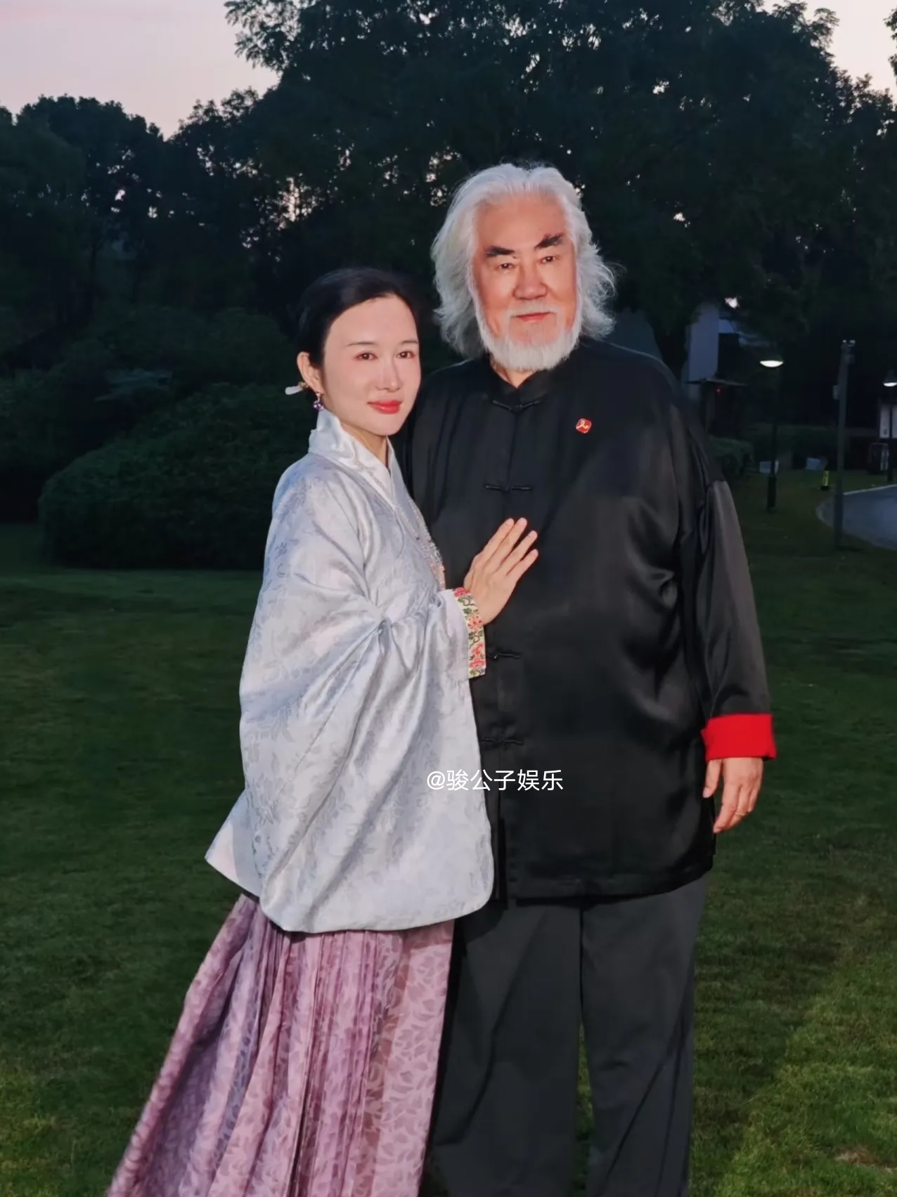 75岁张纪中和妻子杜星霖现身无锡游玩，享受浪漫的二人世界，夫妻俩身穿中式礼服，光鲜又贵气，坐在湖边共赏夕阳美景，看起来好恩爱，张纪中虽白发苍苍，但身体硬朗，精气神十足，状态远超同龄人，让人佩服啊！