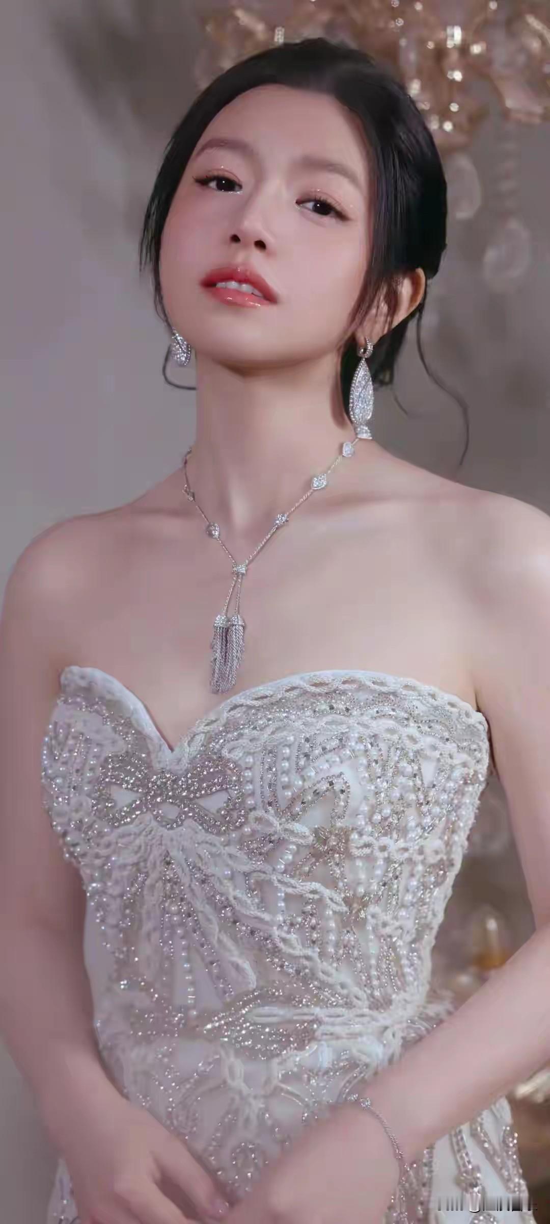 提起陈妍希和陈晓，多数人的记忆还停留在那场轰动圈内的婚礼。当年掀头纱的那一吻，被无数人当成爱情范本。只是故事没有走到预想的结局，官宣分开之后，陈妍希很少对外聊起感情，网上的猜测和议论，一直没有停下来。直到综艺镜头走进她现在居住的新家，她才第一次从容聊起这段过往，没有抱怨，也没有刻意卖惨。
 
这是离