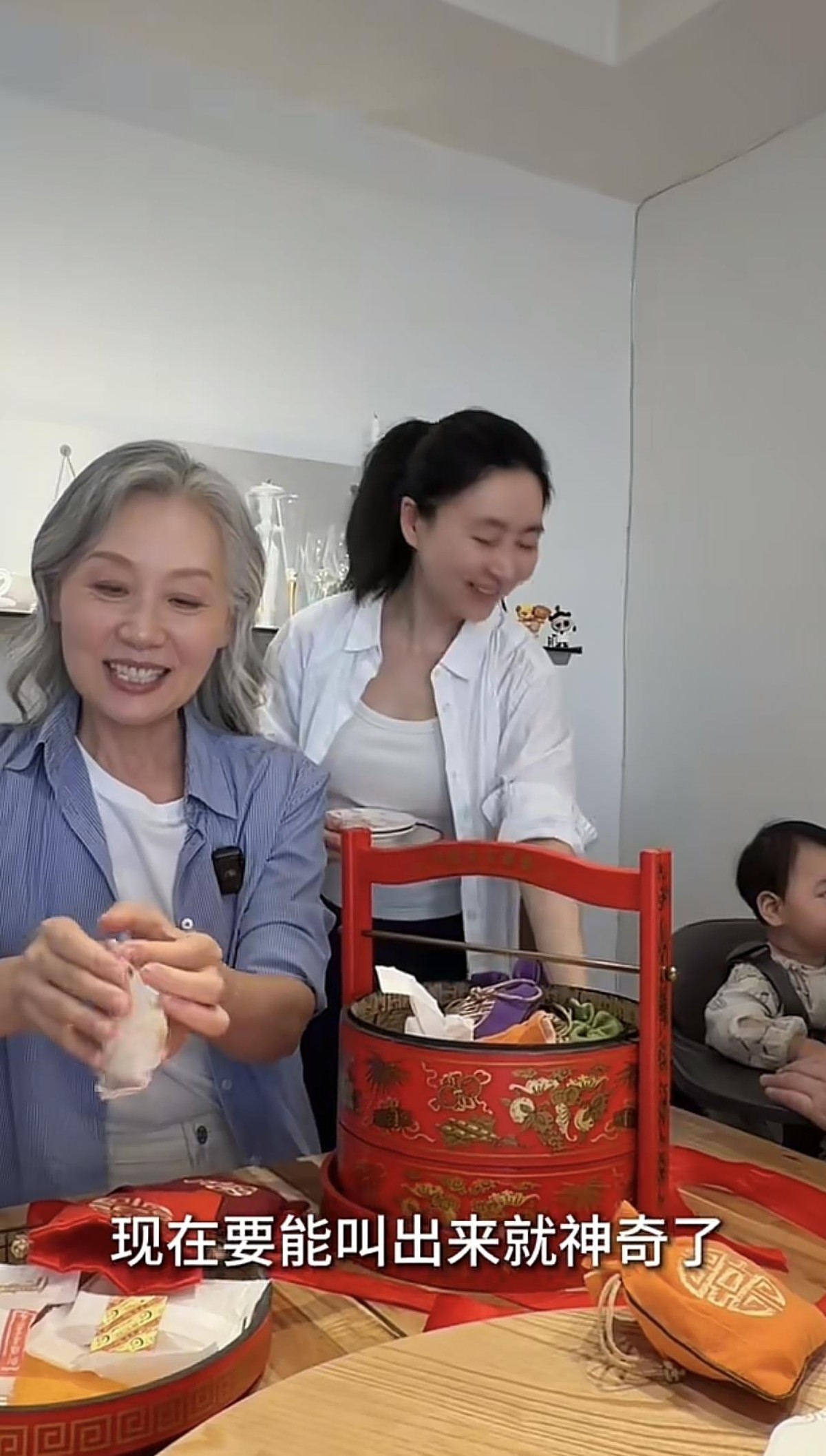 奕姐给小谢送富华斋月饼这事一出来，评论区直接分成两拨。一拨人盯着那盒七百块的月饼和红包，另一拨人翻出小谢刚来时的样子：大学毕业生，第一份家政工作，面试时竞争对手里有美院毕业的、开过私厨的、做过大户管家的，奕姐偏偏选了她。一年过去，小谢从只做家务变成带娃主力，高伯伯产后状态越来越好，小谢眼底的倦意却藏