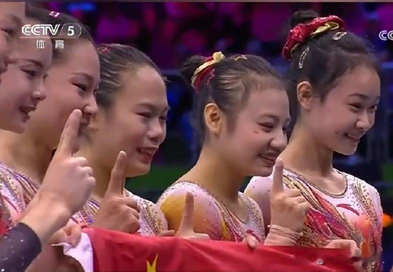 没想到这个冠军一等就是20年，中国体操女队世锦赛女团金牌太意外了。记忆中从美国队的拜尔斯崛起，女子体操团体冠军就没我们什么事了。谁曾想这一幌眼就20年过去了，今天终于打破了女子团体冠军荒。
夺冠喜悦过后，我们要清楚自己的差距，仅靠一个平衡木强项是不行的。高低杠以前是我们的强项，现在发挥不稳定，优势也