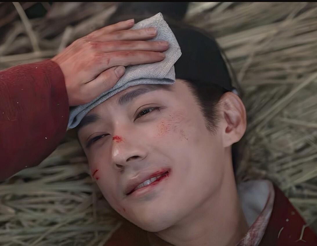 林锦岐躺着像等死，手都松了，还把兰香往韩梁那边推。他不是大度，是把“抢过你”这件事，临了想还回去。
兰香没哭，也没顺他的话演苦情戏，只平平一句：韩梁是过去的人，我从来没把余生留给他。
林锦岐喉头一动，原本灰下去的眼，像被人从棺材板缝里塞进一缕光——他怕的从来不是韩梁，是自己配不上。
刘学义好就好在：