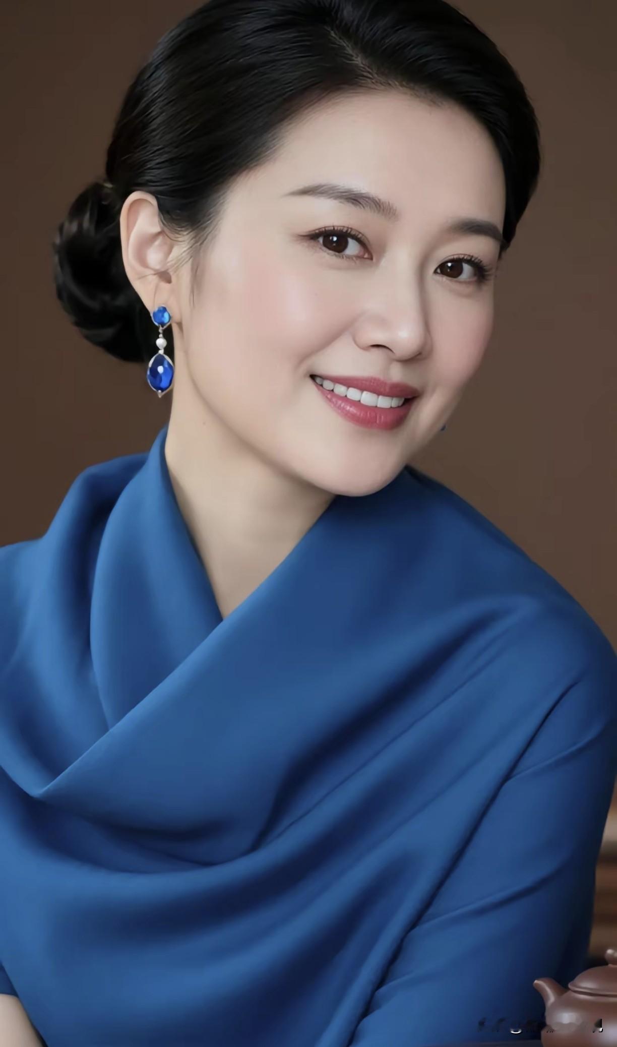 女人的优雅，从来不是看谁穿衣少，露肉多，而是来自骨子里的气质和内涵，来...