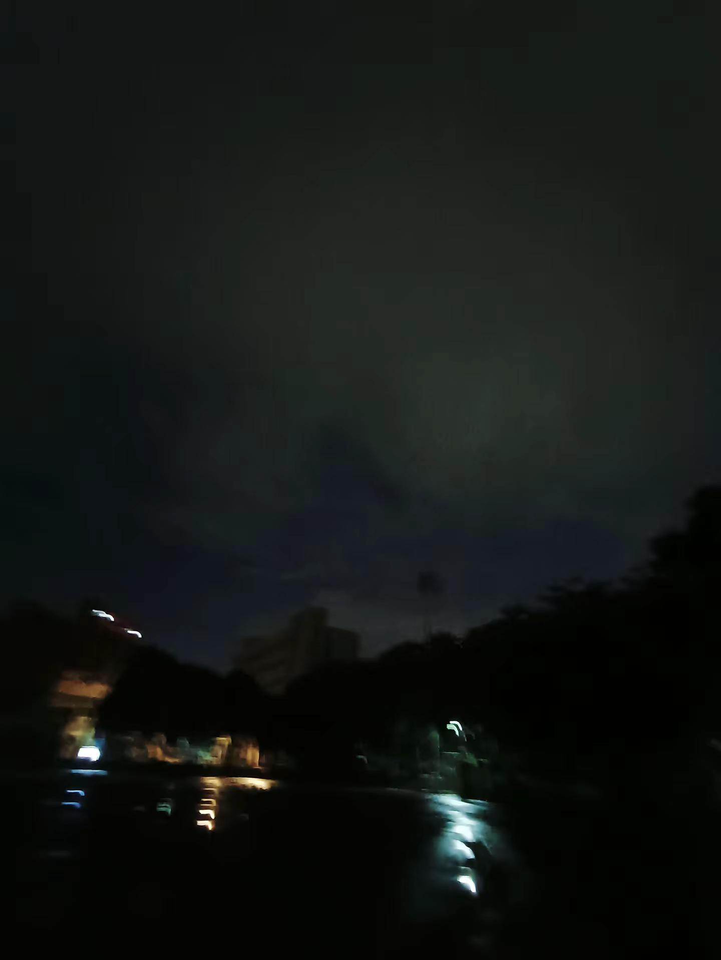 关于你。直達現在  我還是會想起和你一起散步的操場 操场 關於你 恨幸福来过 林俊杰