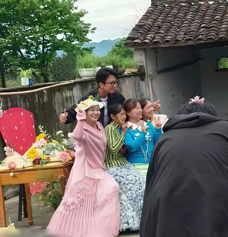 邓超真的是妇女之友啊，应该妈妈姐姐都会很喜欢他，特别有精力有活力，而且会开玩笑，逗得别人哈哈大笑。过得了精致城市生活，也过得了农村的生活。
