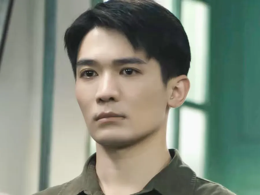 请不来本尊，能请来低配版艺人也是可以的，《交锋》导演选角还是很用心的，剧中梁永棋和左叶两个年轻演员，看到他们的脸都会让人不由自主想到两位荧幕大咖，那就是朱一龙和陈楚河。
从脸型五官到神态表情，梁永棋跟朱一龙、左叶跟陈楚河，都俨然同胞亲兄弟一般，实在太像了，甚至到了可以以假乱真的程度了。
不过朱一龙和