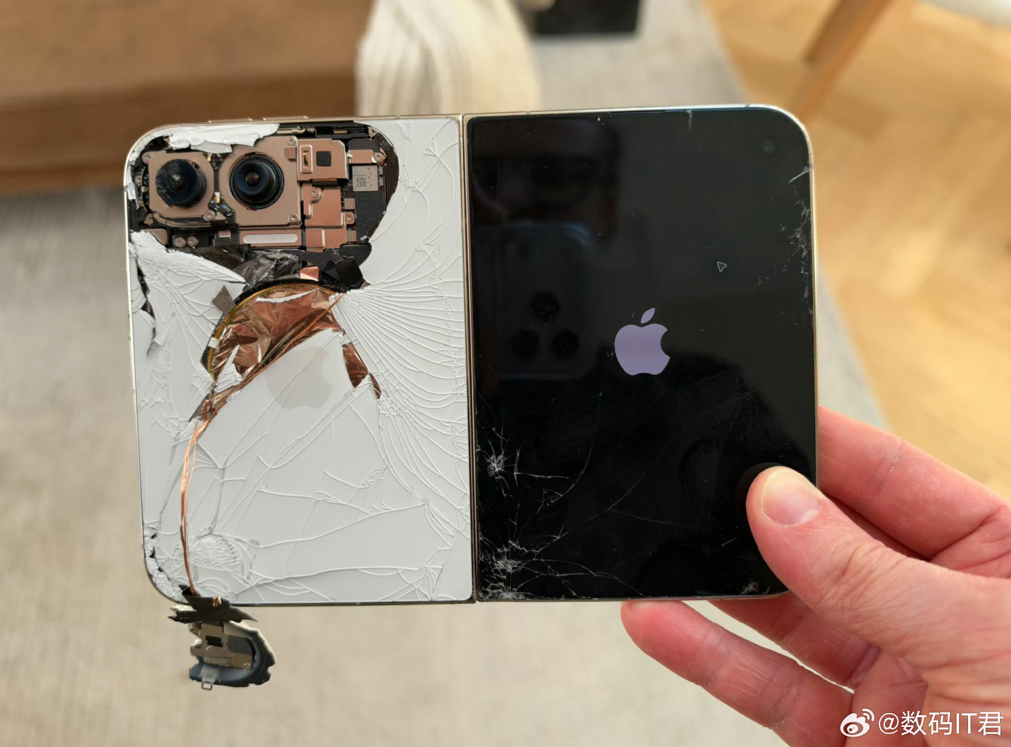 iPhone Duo首摔，一时分不清是AI还是真的，
只能说摔的太有个性……[二哈] ​