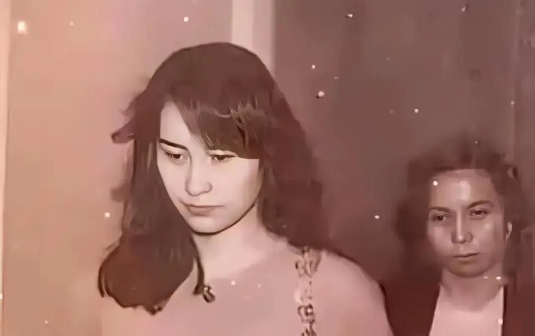 1993年香港一场葬礼上，早已嫁入豪门的何超琼红着眼眶，硬是顶着世俗非议和两大家族的忌讳走上前去扶灵。已婚名媛为一个男歌手抬棺，在当年的港圈掀起了轩然大波

很多人只看到她是赌王最能干的千金，却忘了她十九岁那年，也曾为一段感情红过眼

那时候两人因为拍电视剧《突破》走到一起。十九岁的何超琼碰上二十三