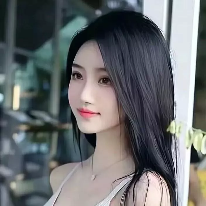 优雅黑发美人，精致妆容，温柔微笑，魅力无限。