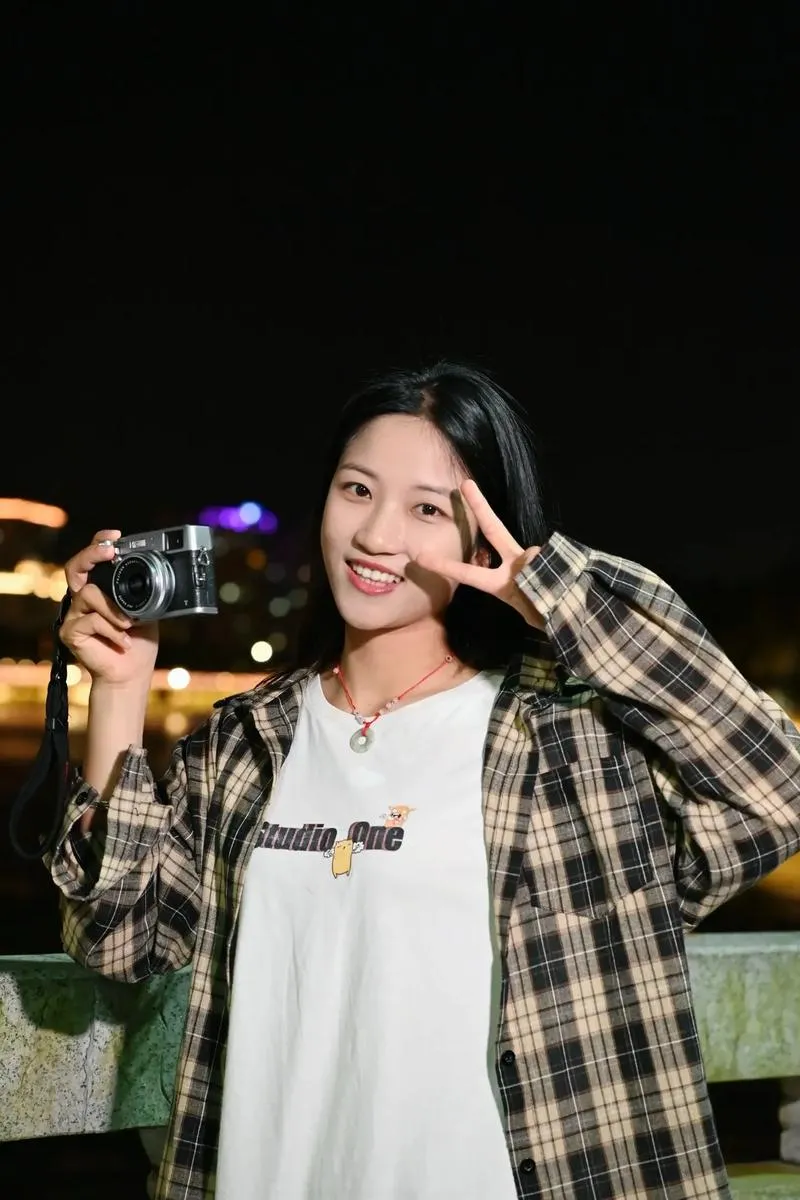 繁华街头，一位神颜素人女孩如梦幻般闯入镜头。她眉眼如画，灵动的双眸似藏...