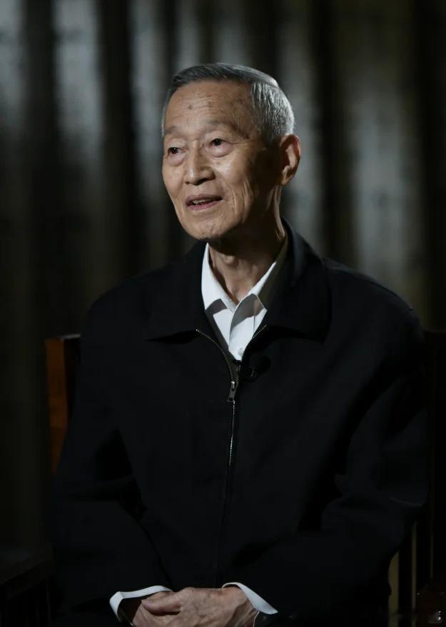 哦哦！突然想起来，《我是刑警》里的这个崔道植是中年版本的，这不正好凑到一起了吗？
别说，这个叔叔和李雪健爷爷的脸型还有点类似，完全是一个从中年到老年的变化。
青年崔道植→中年崔道植→老年崔道植→真的崔道植
于是，新中国第一代技术公安，首席痕迹鉴定专家崔道植就这样在荧幕上留下了完整的 ​